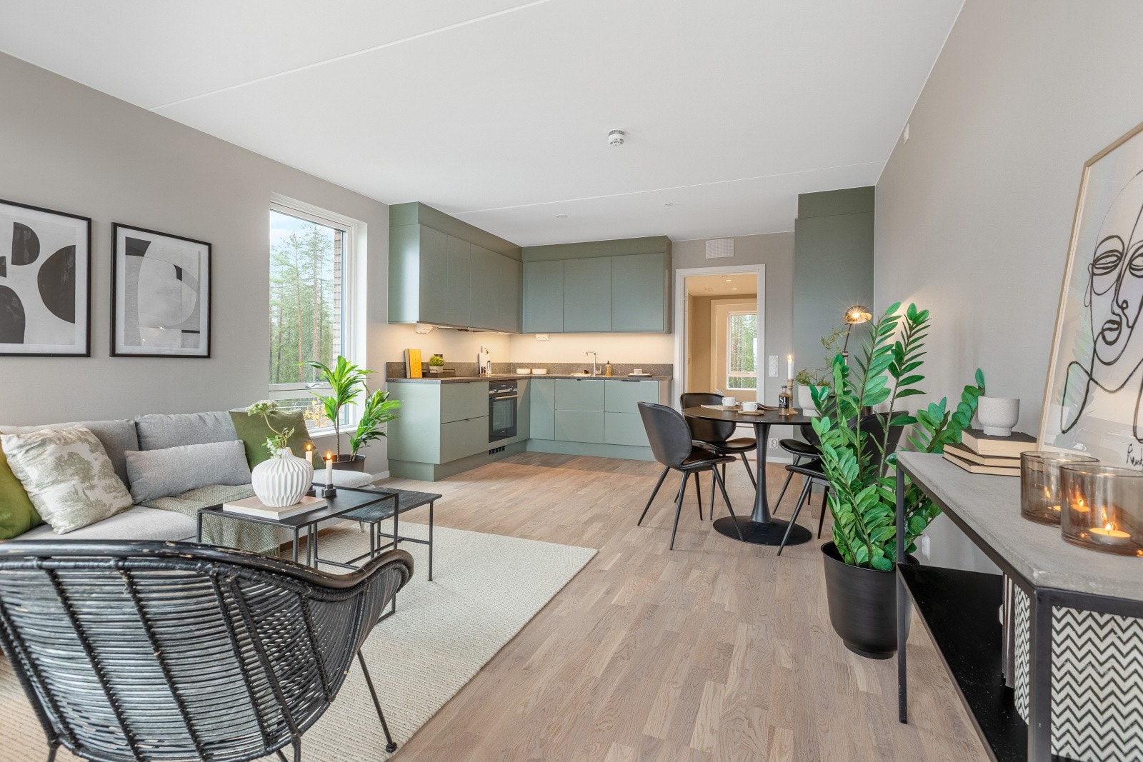 Hvitevarene, inkludert kombinert kjøl/frys, komfyr, induksjonstopp og oppvaskmaskin, er alle helt nye og fra Siemens. Dette sikrer både kvalitet og moderne funksjonalitet i kjøkkenet. Galleribilde