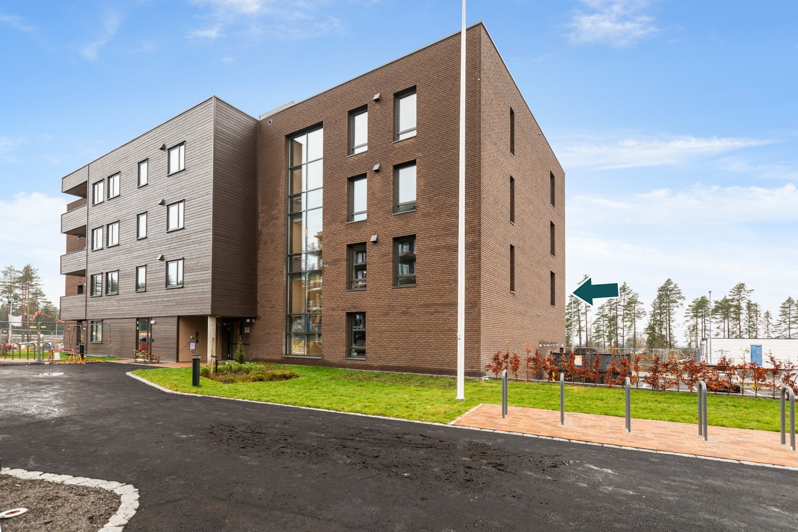 Leiligheten er en hjørneleilighet, noe som gir ekstra lysinnslipp og skaper en hyggelig romatmosfære. Dette bidrar til en lysere og mer innbydende boligopplevelse, perfekt for å nyte hverdagen. Galleribilde