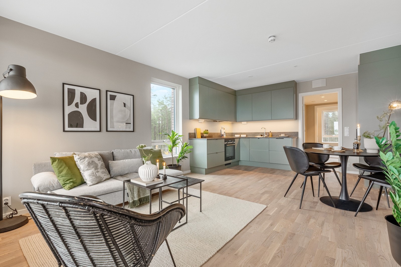 Legg merke til de ekstra vinduene på veggen, som virkelig skiller seg ut i denne hjørneleiligheten. Disse vinduene gir rikelig med naturlig lys og bidrar til en lysere og mer åpen atmosfære i rommet. Galleribilde