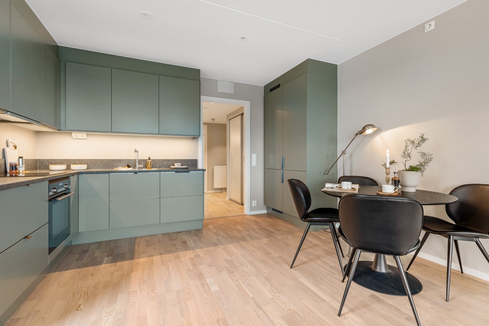 Kjøkkenet er praktisk designet med en kombinert kjøl/frys og et ekstra skap plassert på den andre veggen. Denne løsningen er både funksjonell og estetisk tiltalende, noe som gir et delikat preg til rommet. Galleribilde