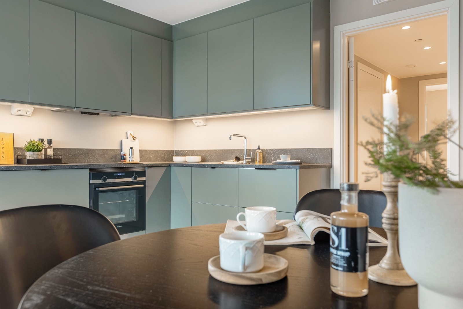 Den gode planløsningen gir utmerkede møbleringsmuligheter, og det vil være naturlig å plassere et spisebord nært kjøkkenet. Dette skaper en sosial og praktisk atmosfære, perfekt for måltider og samvær. Galleribilde