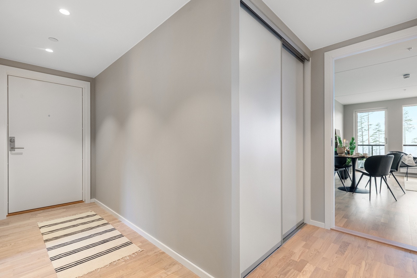 Leiligheten har heisadkomst til etasjeplan og enkel inngang. Den romslige gangen er utstyrt med parkett på gulvet, malte overflater og downlights i himlingen. I tillegg er det installert en skyvedørsgarderobe med Elfa-innredning. Galleribilde