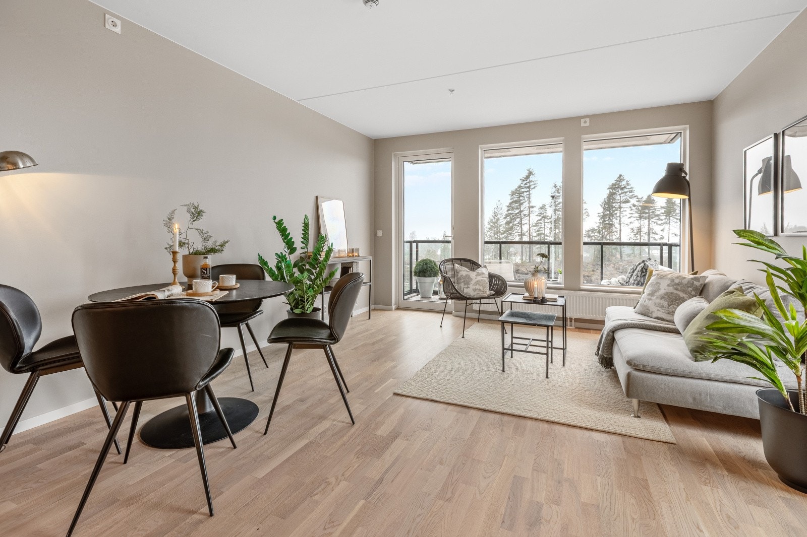 Stuen har godt lysinnslipp fra vinduene, og det er også adkomst til en ca. 7 kvm stor balkong. Dette gir mulighet for å nyte utendørsarealet og skaper en lys og luftig atmosfære i rommet. Galleribilde