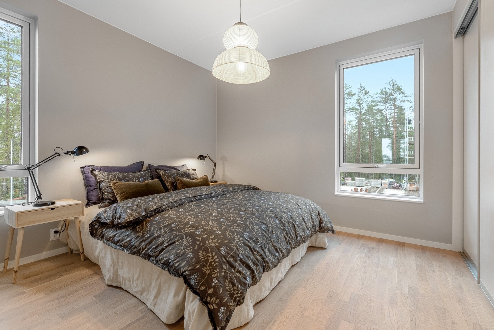 Hovedsoverommet er romslig og har plass til dobbeltseng, nattbord og eventuelt en kommode. Dette gir gode muligheter for innredning og skaper et komfortabelt og funksjonelt soverom. Galleribilde