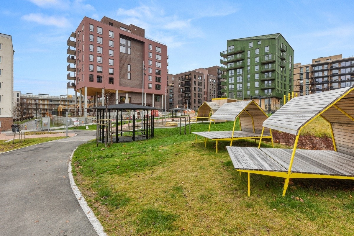 Bygget sett fra parkmessig opparbeidet gårdsrom. Galleribilde