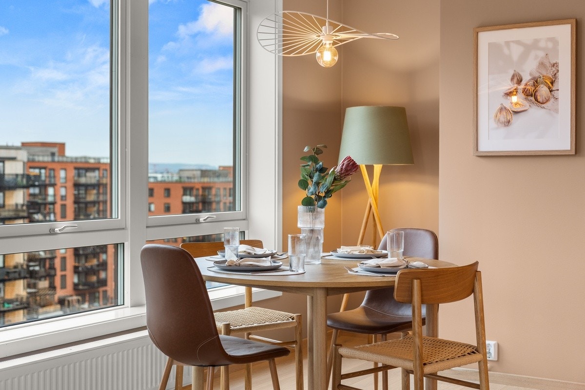 Fin plass til spisebord, med mulighet for ytterligere oppbevaring eller hjemmekontor i nisjen Galleribilde