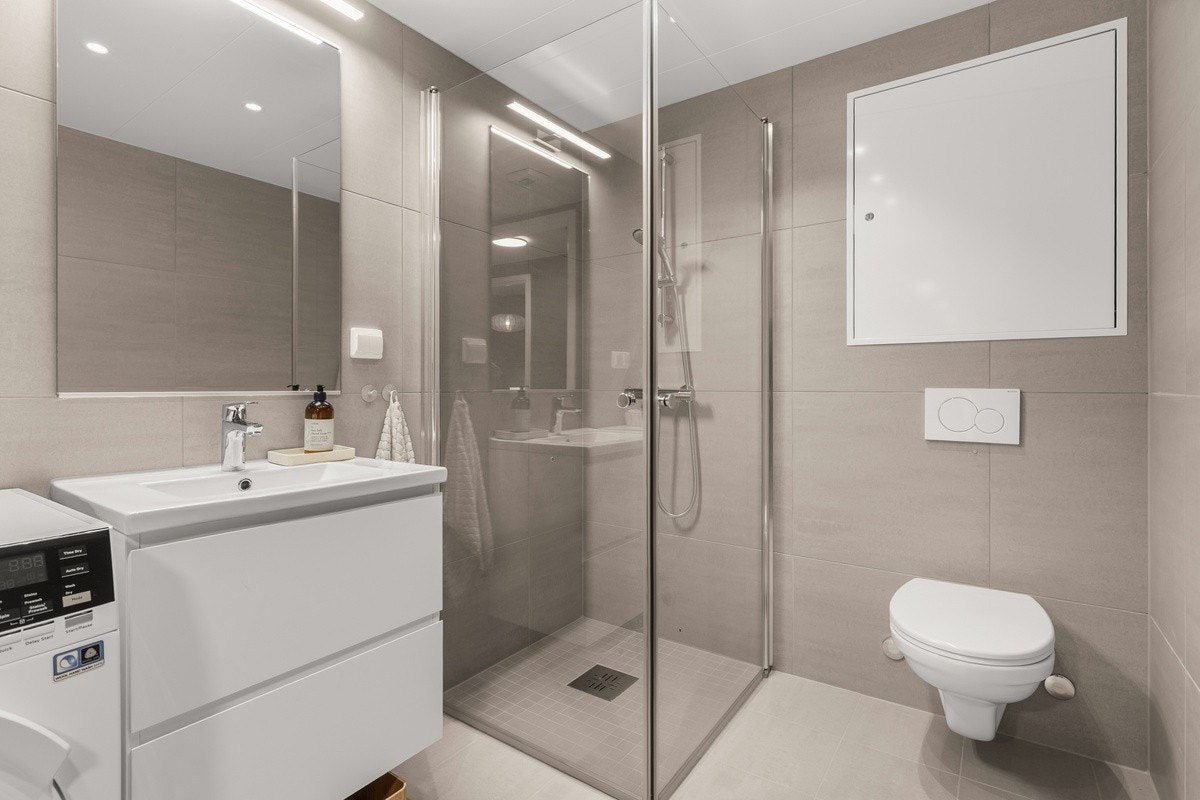 Bad med vask/tørk og servant med oppbevaring Galleribilde