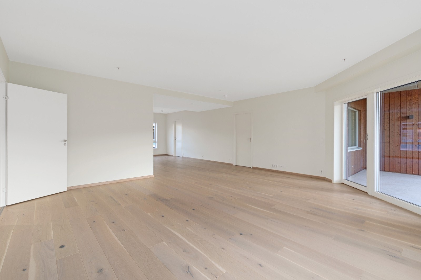 Stue med åpen og luftig løsning som gir leiligheten en javnt over gjennomgående følelse. Galleribilde