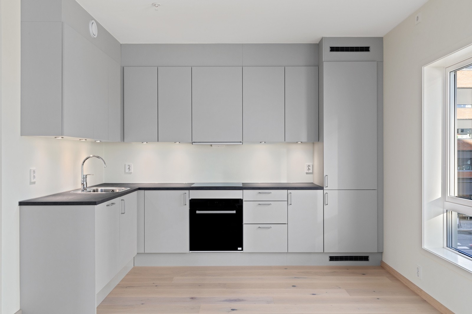 Kjøkkenet kan også by på stor benkeplate av laminat og integrerte hvitevarer som kjøleskap, platetopp, stekeovn og oppvaskmaskin. Galleribilde