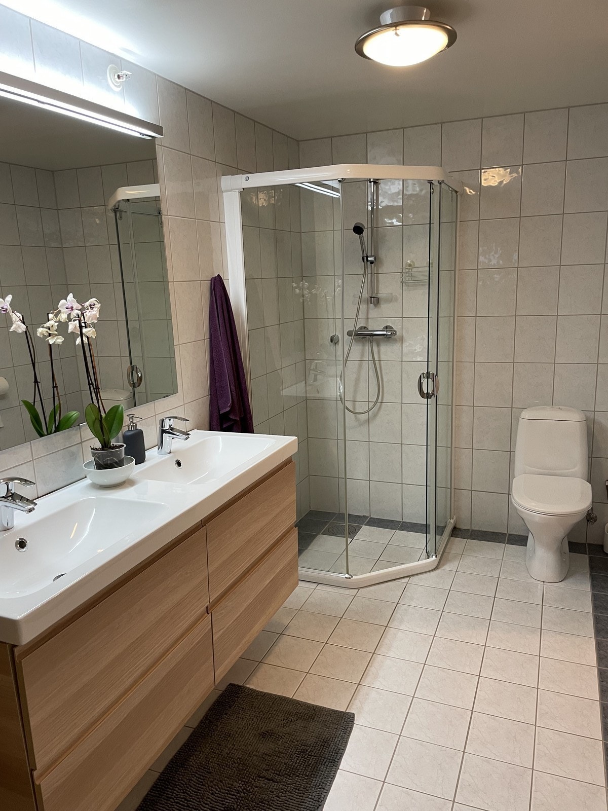 A modern and light bathroom Galleribilde