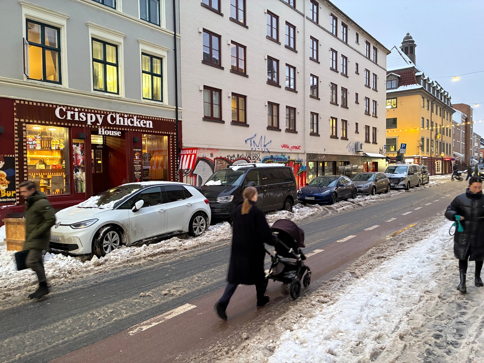 Masse fottrafikk og boende i området som bruker det byen har å tilby. Galleribilde