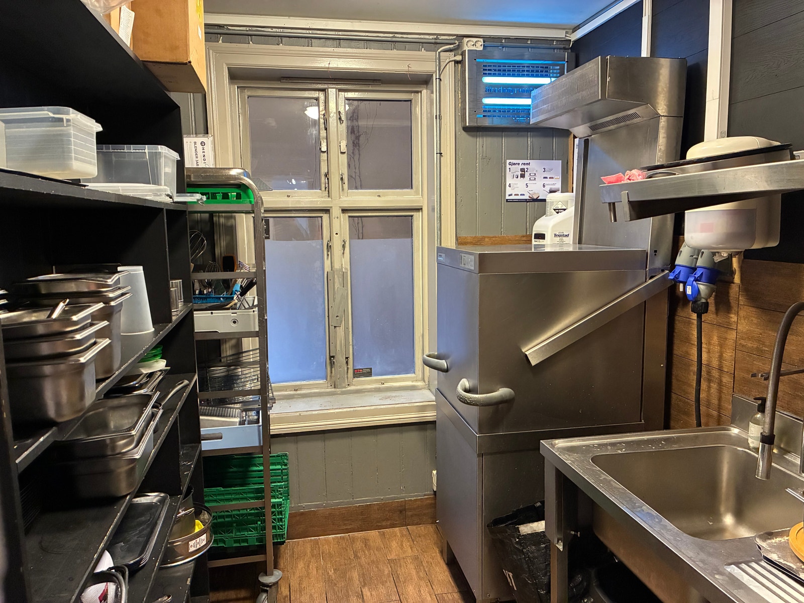 Lokalet har 2 bakrom, hvorav det ene er innredet som vaskesone som vist her. Galleribilde