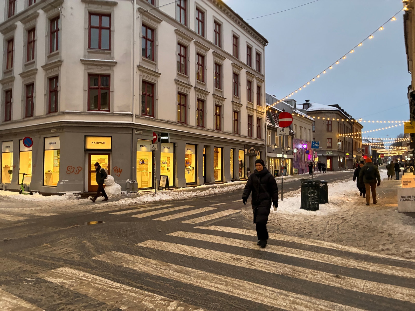 Markveien er en populær handelsgate hvor folk ferdes hele døgnet. Galleribilde