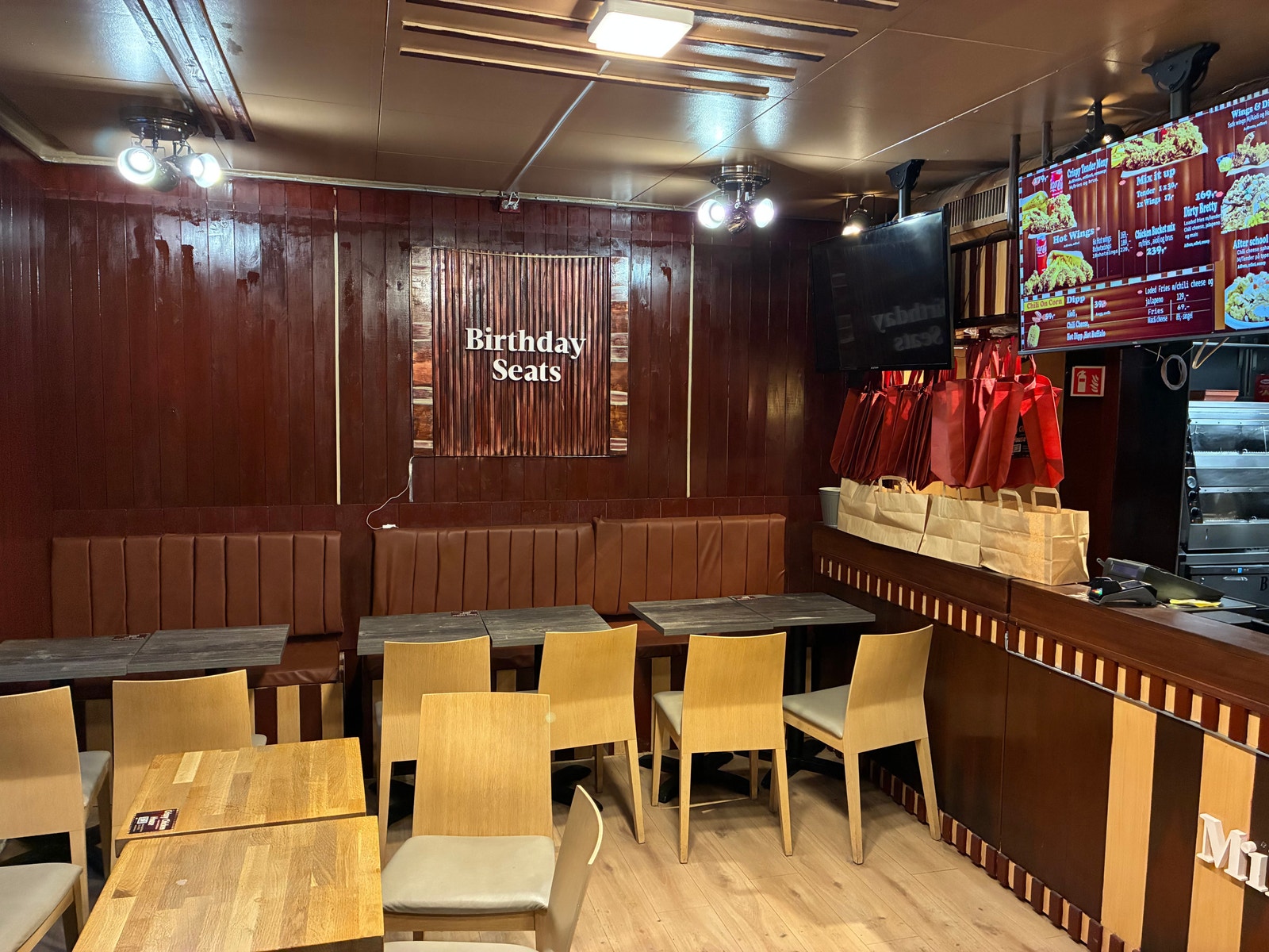 Opp mot 30 sitteplasser inne og mulighet for cirka 10 stykk utenfor. Galleribilde