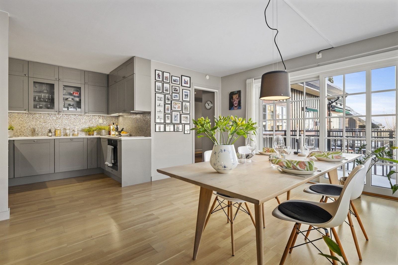 Kjøkkenet er i åpen løsning mot spisestuen Galleribilde