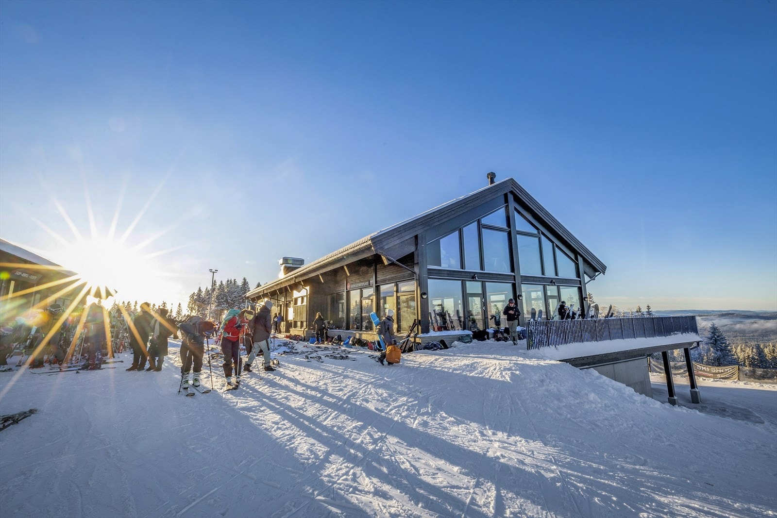 Kun få meter fra leiligheten (hjørnet Voksenkollveien/Thorleif Haugs vei) stopper det i vinterhalvåret en skibuss som tar passasjerer opp til Oslo Vinterpark på Tryvann Galleribilde