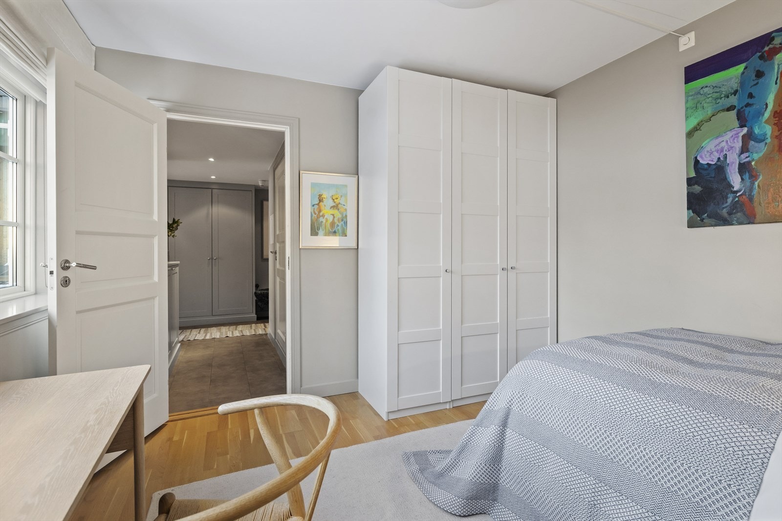 Soverom 1 med tilliggende bad ligger for seg selv i en liten fløy inn fra entréen Galleribilde