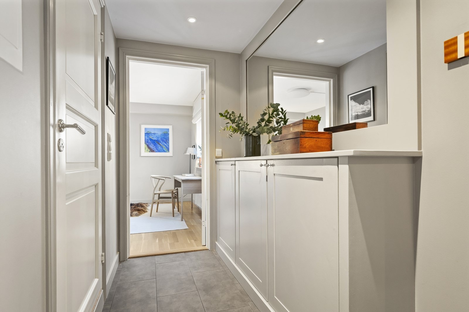 Leiligheten er inndelt i to soveromavdelinger; to soverom + bad i den ene enden (innenfor stuen) og ett soverom + bad i den andre enden (ved entré). Ved entré er det en liten gang inn med plassbygget skap og speil, og adkomst til bad og soverom Galleribilde