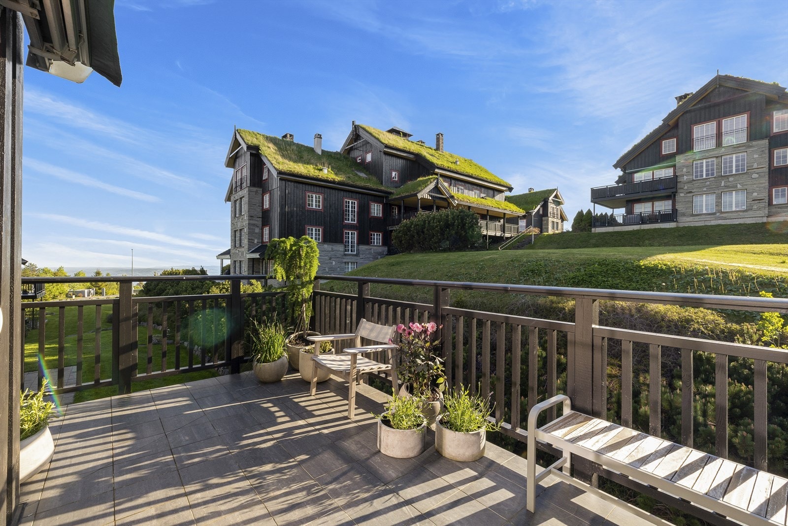 Balkongen strekker seg rundt syd- og vestvegg Galleribilde