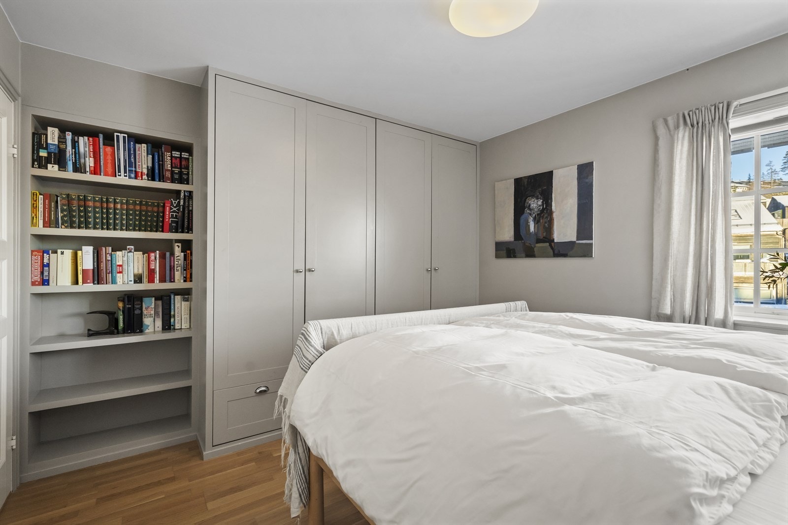 Lekre plassbygde garderobeskap/-skuffer og bokhyller Galleribilde