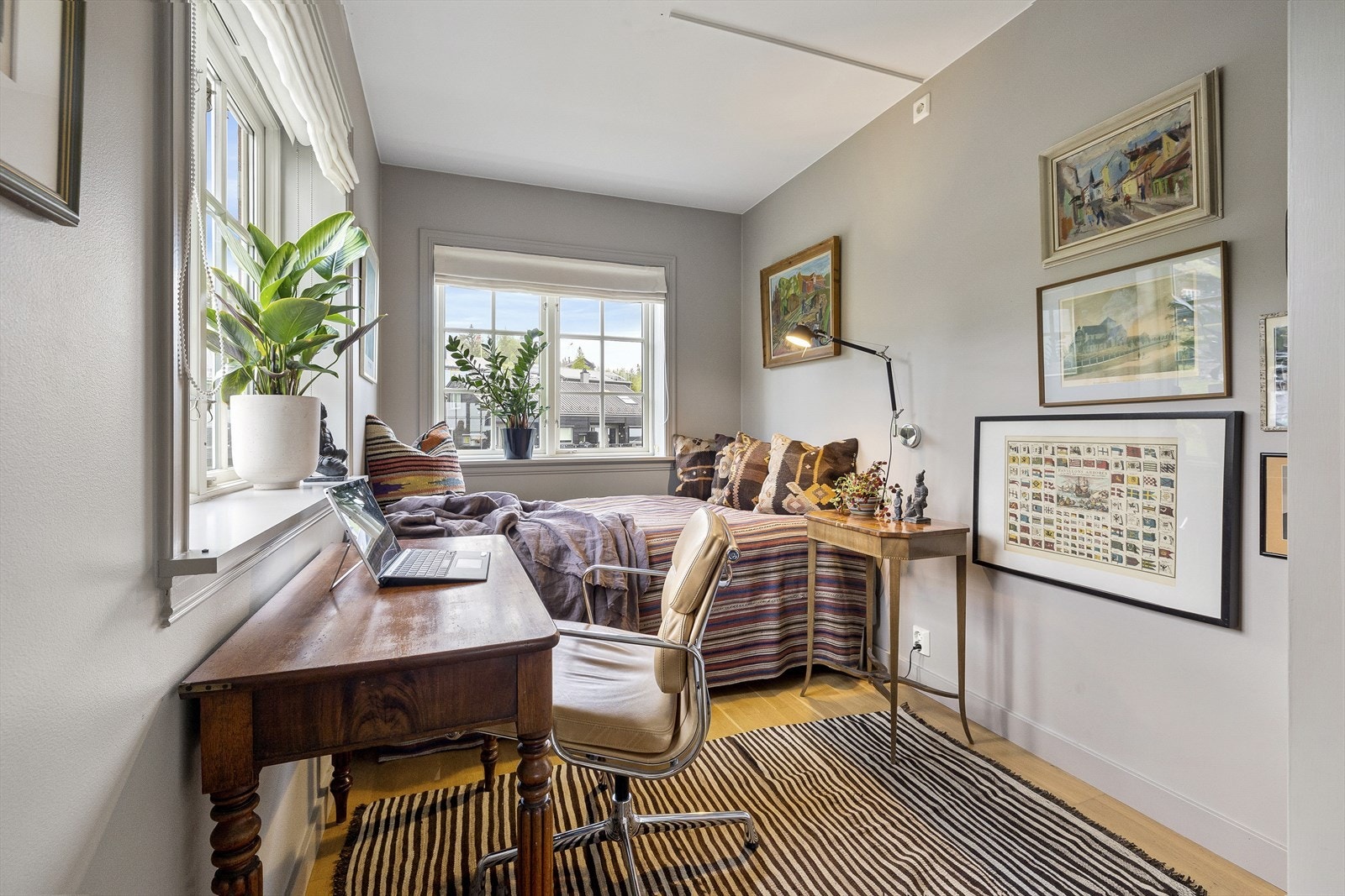 Soverom 3 med skyvedør og plassbygde bokhyller Galleribilde