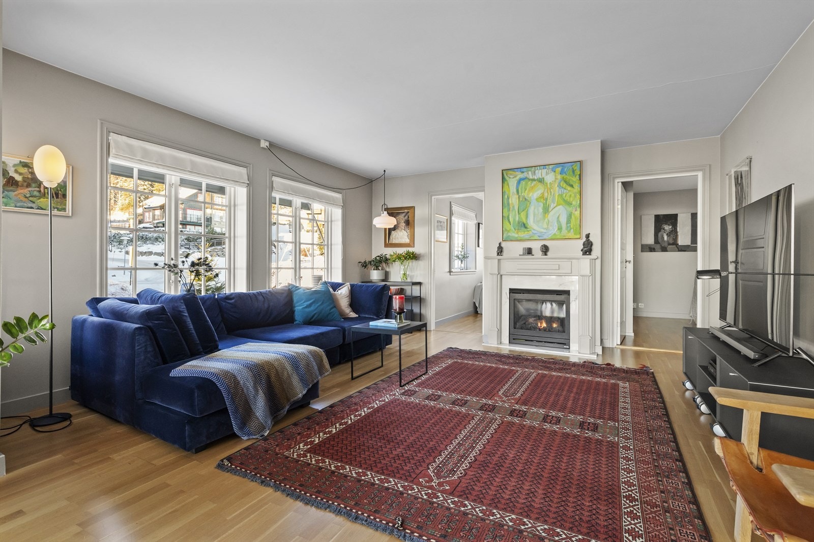 Lun stemning med hyggelig gasspeis i stuen Galleribilde