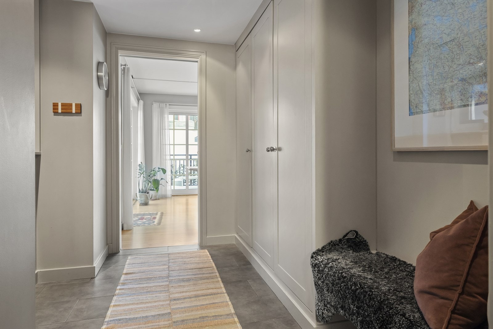 Godt med lagring i pene, plassbygde garderobeskap Galleribilde