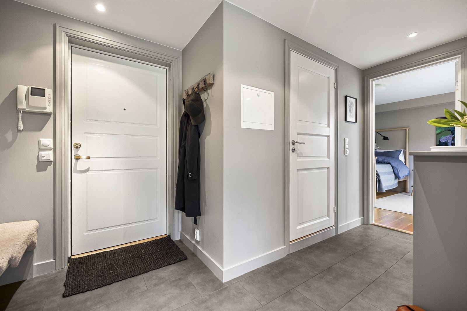 Romslig entré med gulvvarme og plassbygget garderobeløsning Galleribilde