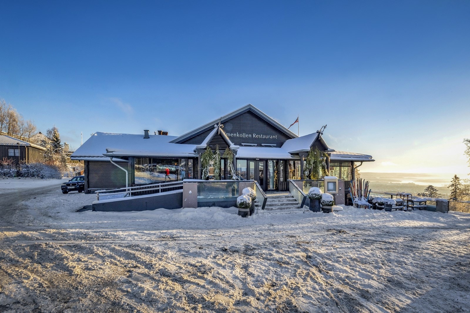 I området finnes det hyggelige serveringssteder som Frognerseteren Restaurant, Holmenkollen Restaurant, Lysebu og Soria Moria. Ikoniske Scandic Holmenkollen Park med restaurant, bar, spa og treningssenter ligger i kort avstand fra leiligheten Galleribilde