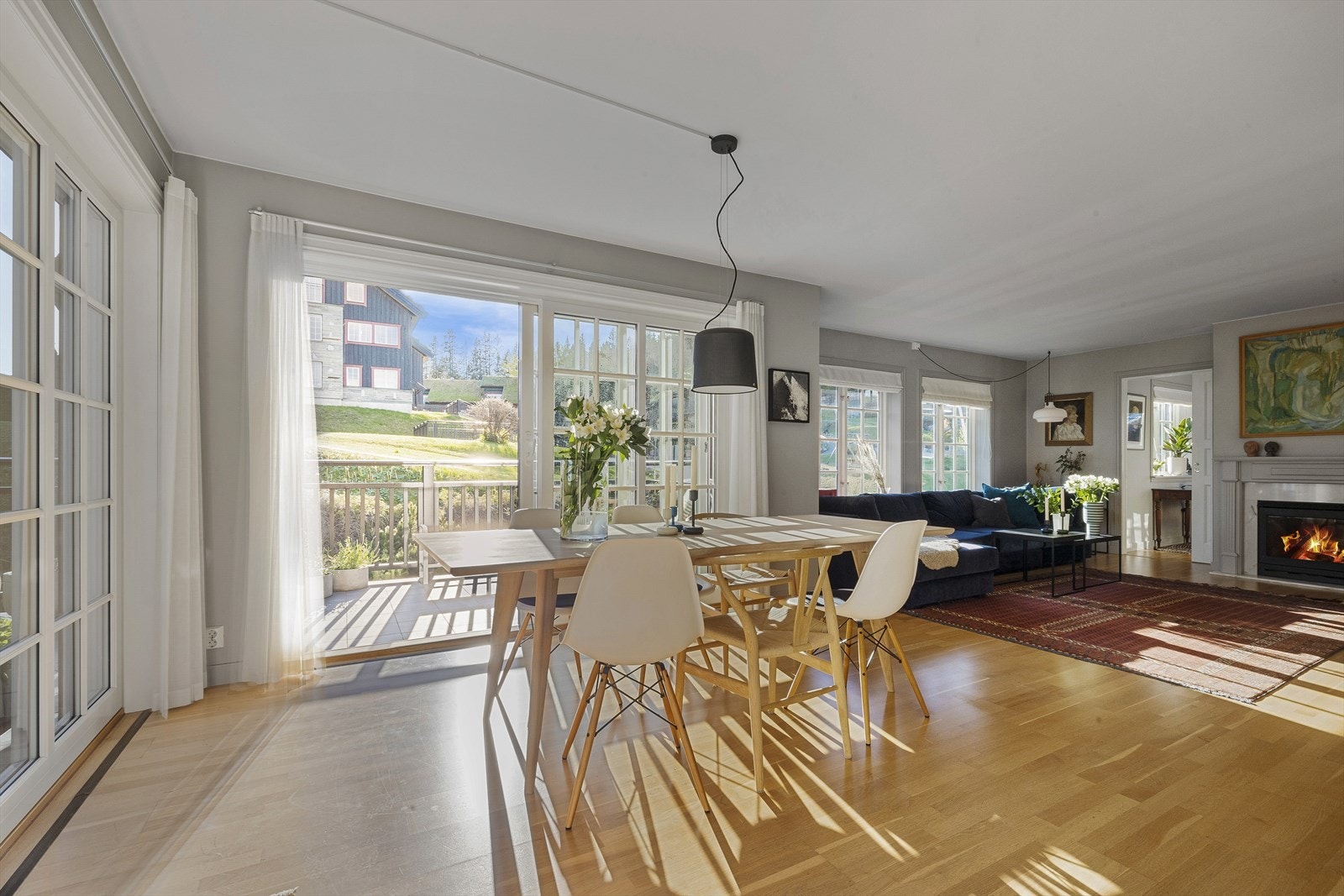 Fra den lyse spisestuen er det to utganger til hyggelig og solrik balkong Galleribilde