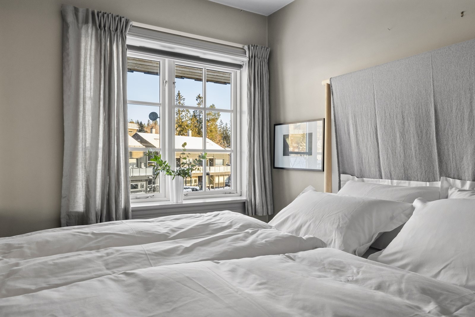 Soverom 2 har vindu på nordvegg med hyggelig utsyn mot Nordmarka Galleribilde