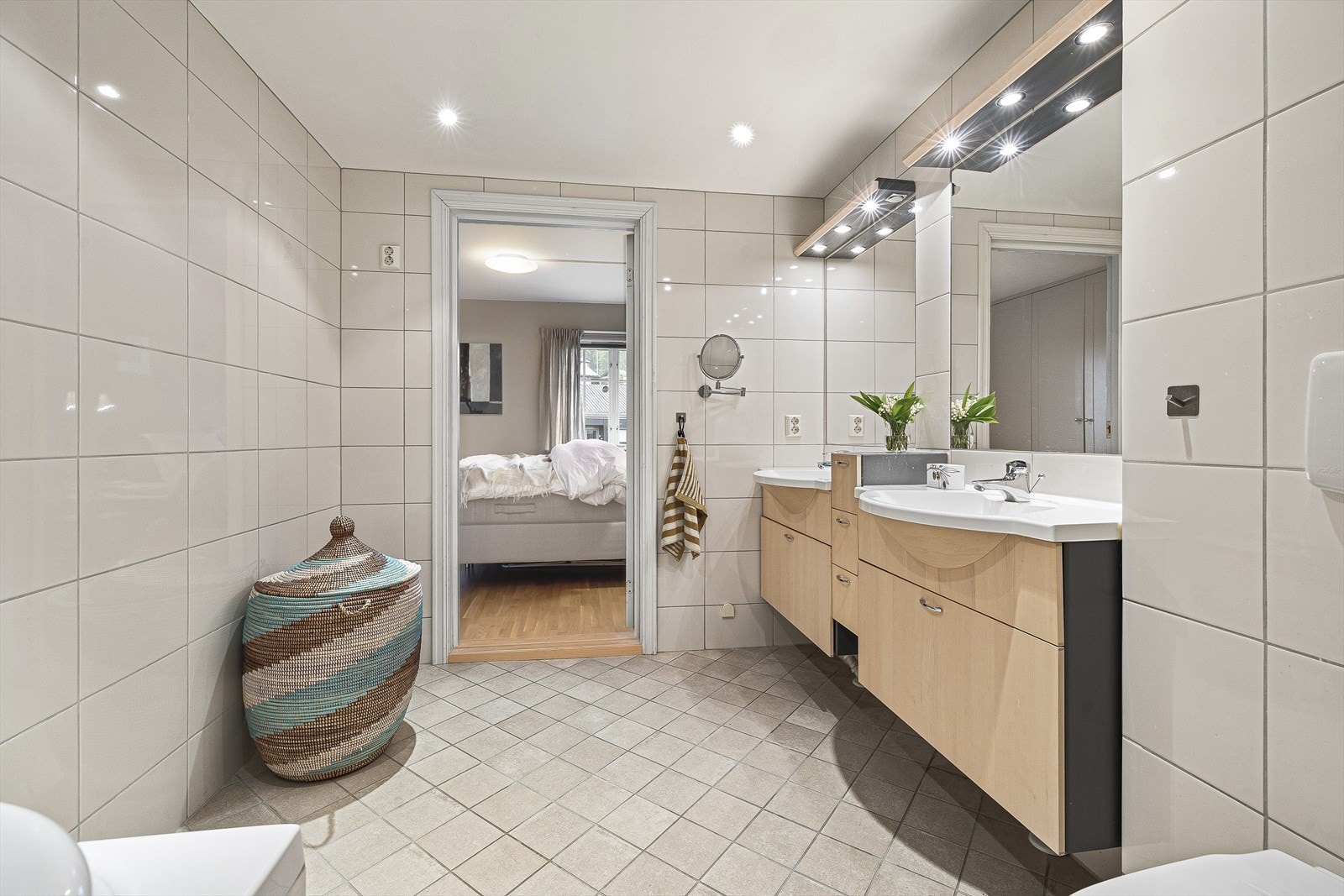 Stort og deilig bad direkte inn fra soverom 2 Galleribilde