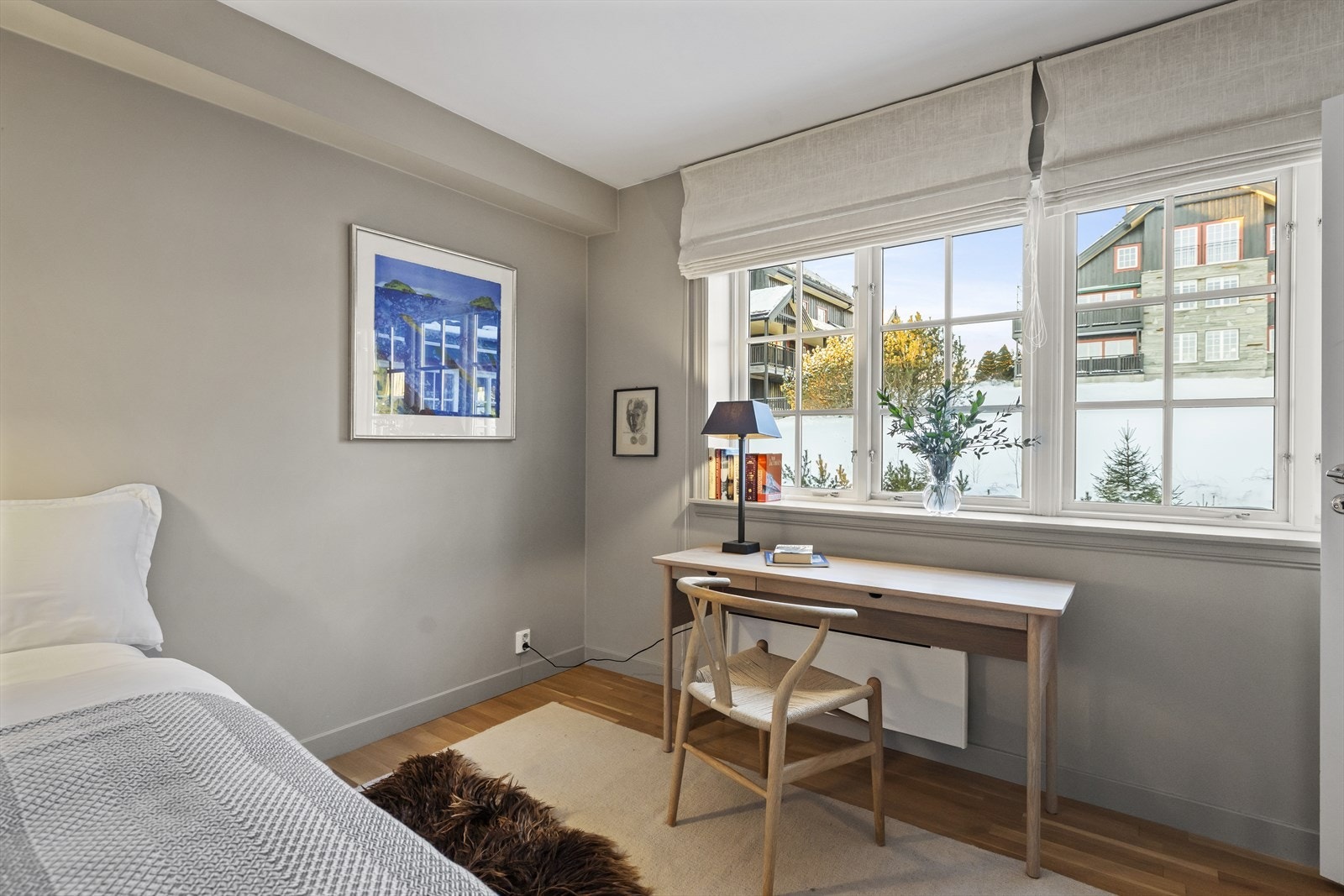 God plass til dobbeltseng og en liten kontorplass Galleribilde