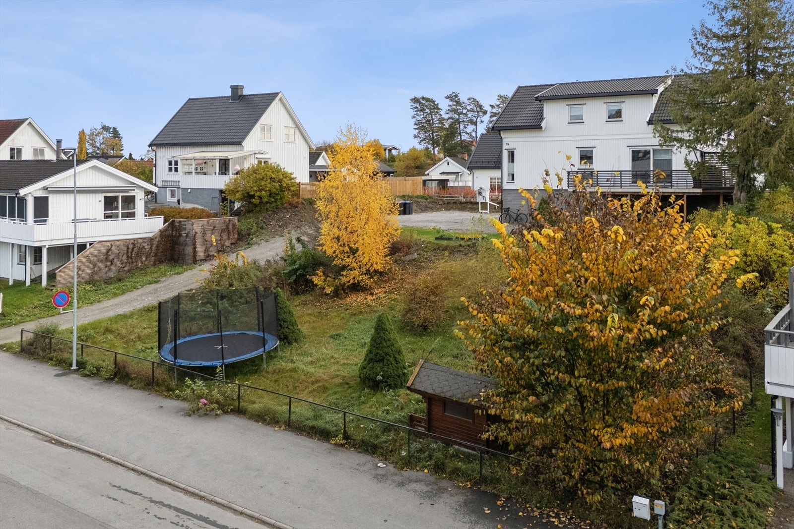 Tomten har en åpen plassering som gir gode lysforhold. Galleribilde