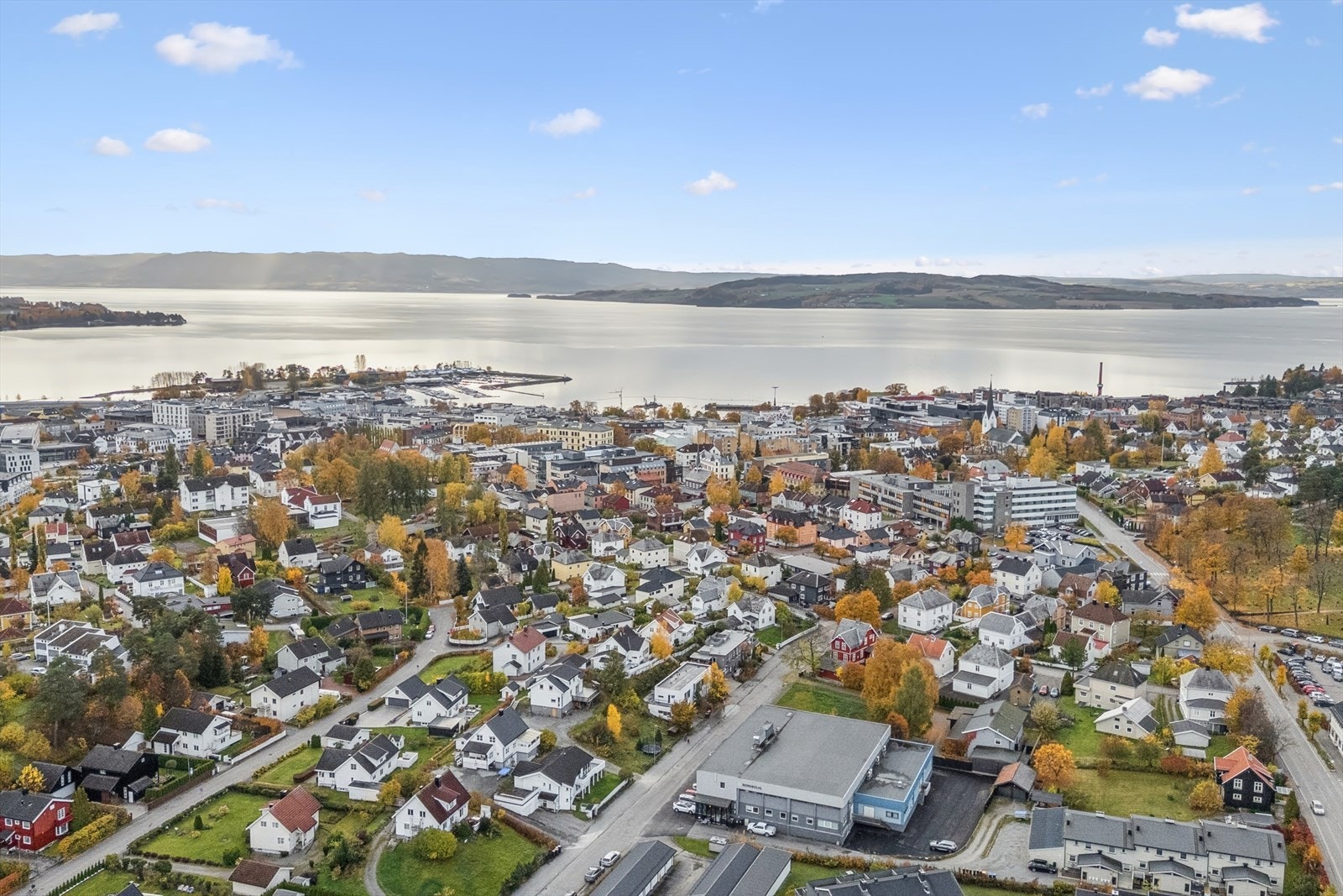 Gode kommunikasjonsmuligheter med busstoppet Ankerløkka og Hamar stasjon i nærheten. Galleribilde