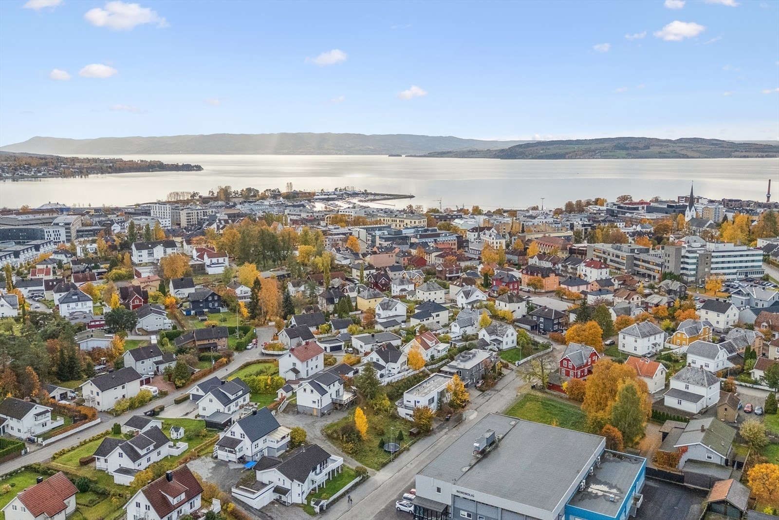 Herfra har man nærhet til Mjøsa med rekreasjonsområder som Koigen og strandpromenaden. Galleribilde