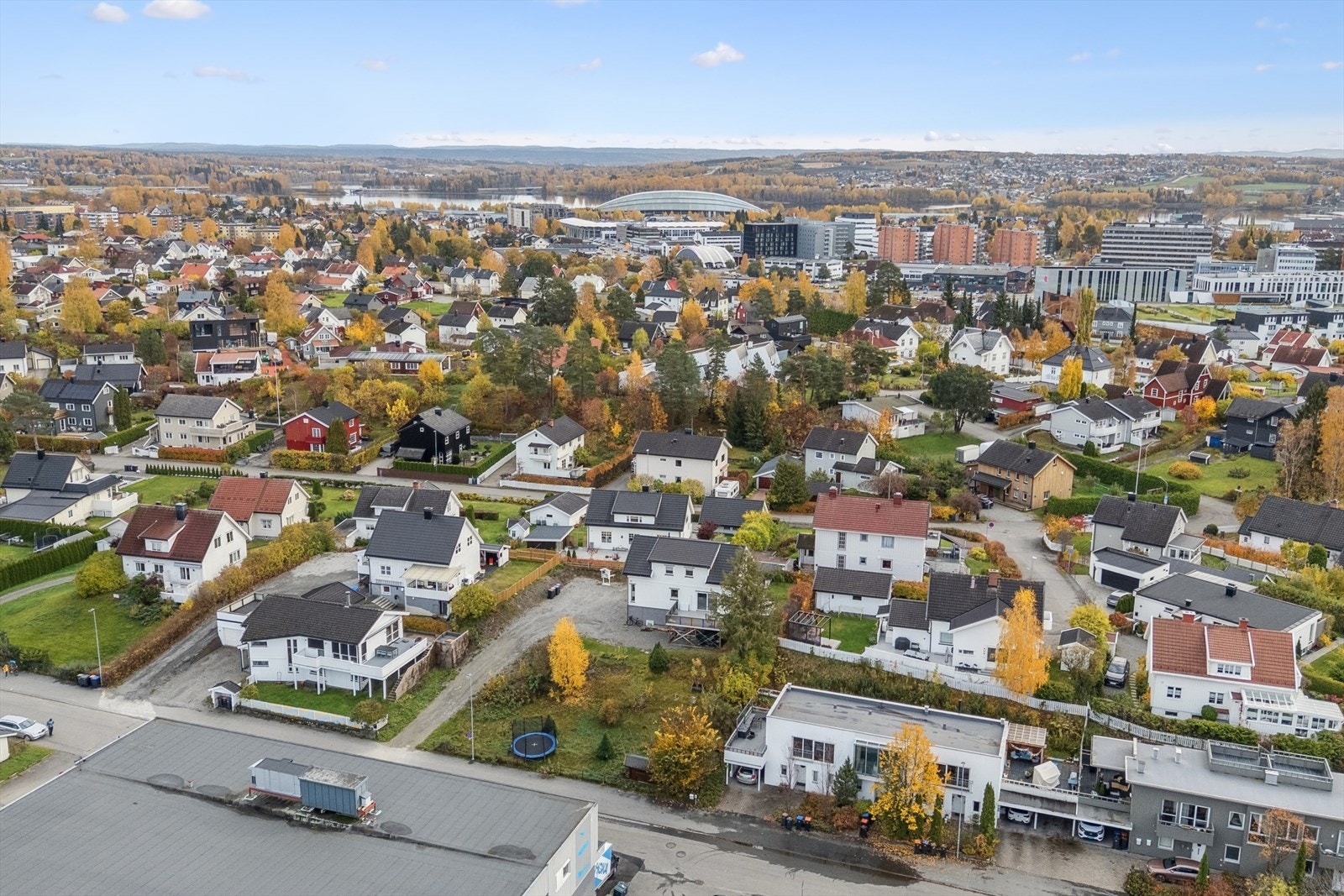 Fra eiendommen er det kort avstand til Hamar sentrum med alle sine fasiliteter. Galleribilde