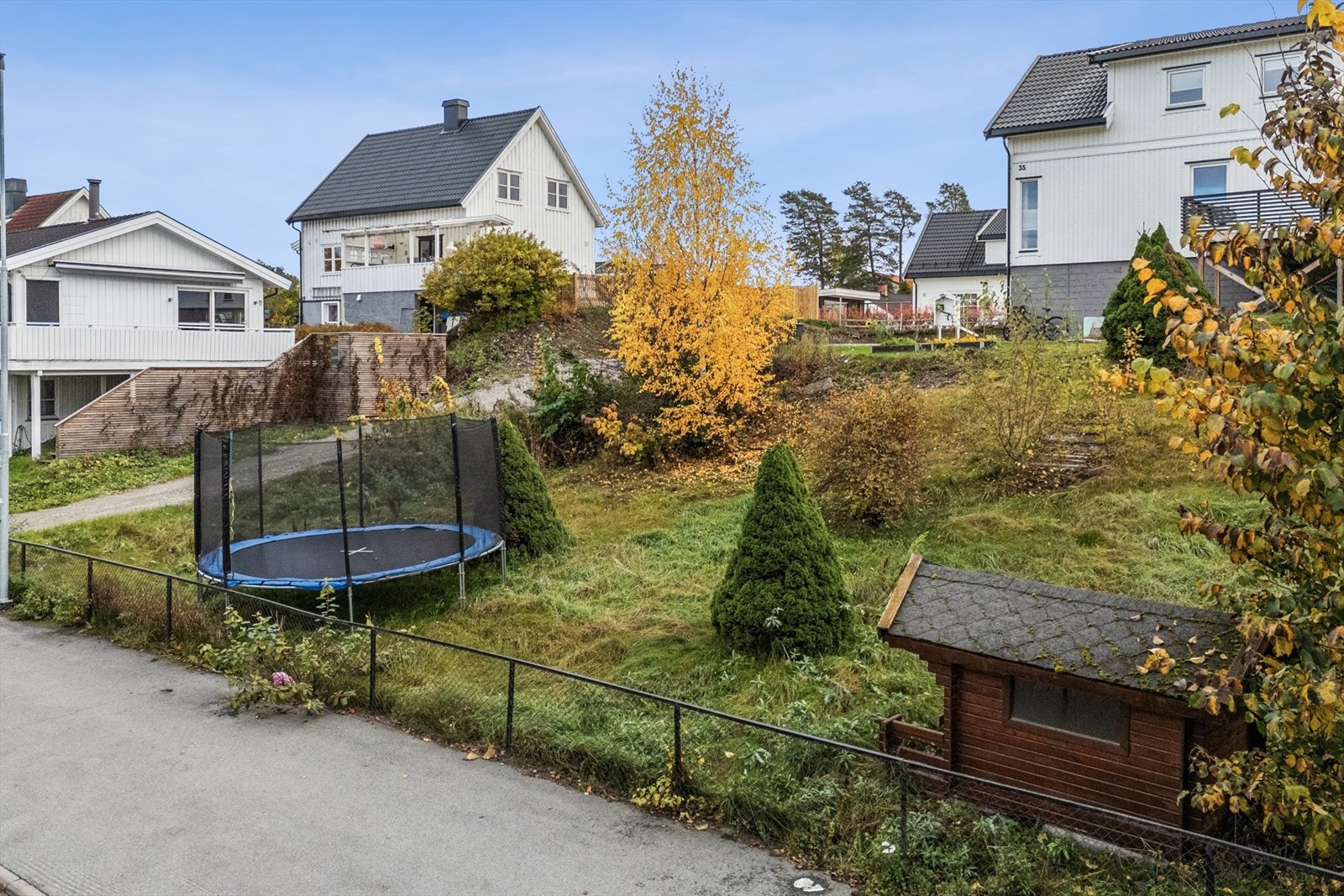 Til nærmeste barneskole er det kun 600 meter. Børstad ungdomsskole ligger 900 meter fra eiendommen. Galleribilde