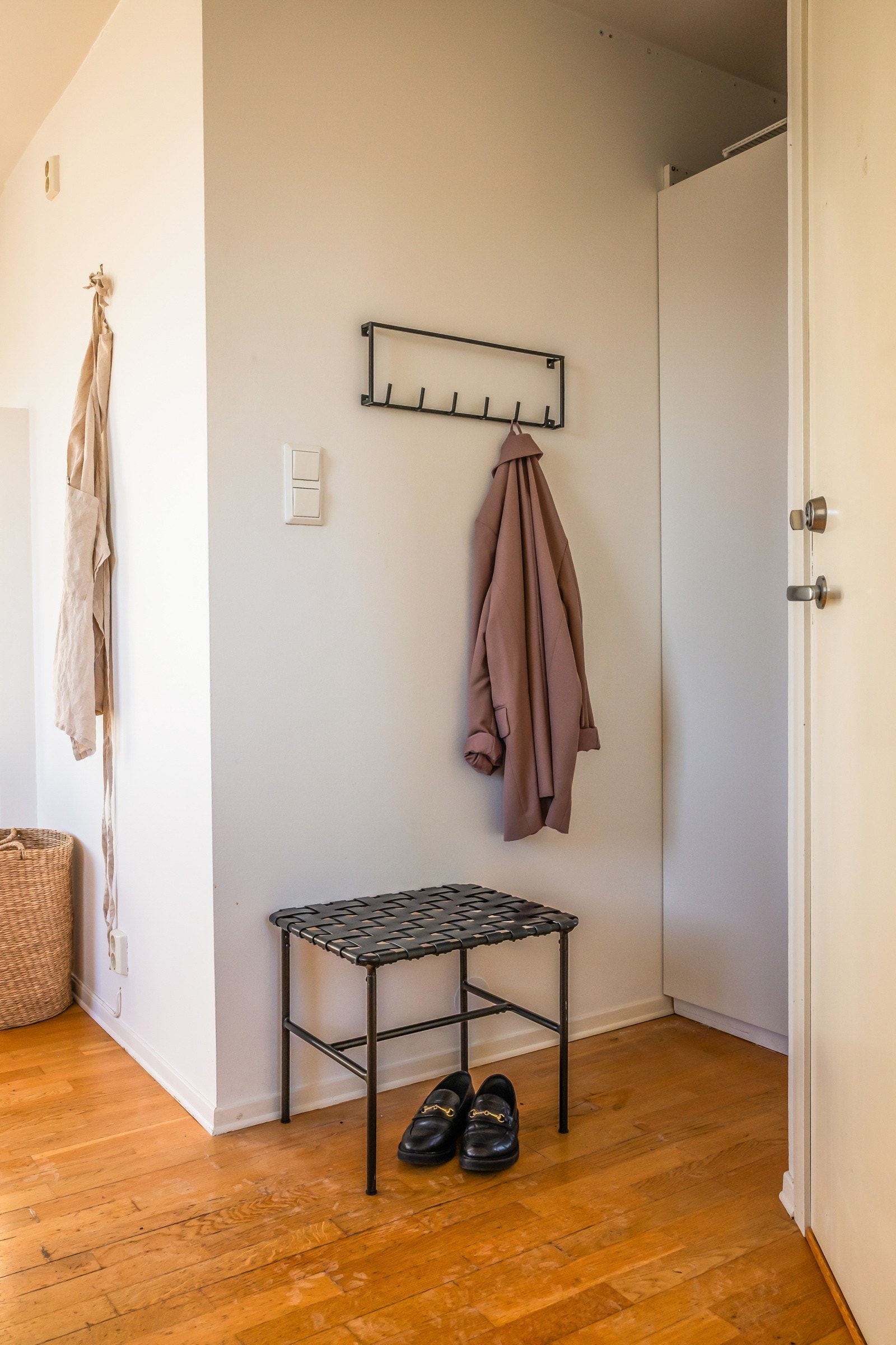 Denne lyse leiligheten ligger høyt og fritt, like ovenfor Fløibanens nedre stasjon, med fjellet i ryggen og sentrum i front. Her får du det beste av to verdener - rolige omgivelser og pulserende byliv. Galleribilde
