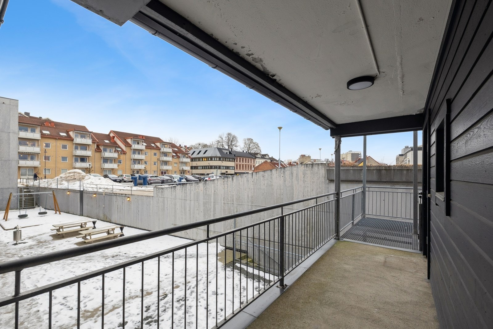 Moss stasjon, med hyppige togavganger mot både Oslo og Østfoldbyene, ligger cirka 13 minutters gange fra eiendommen. Galleribilde