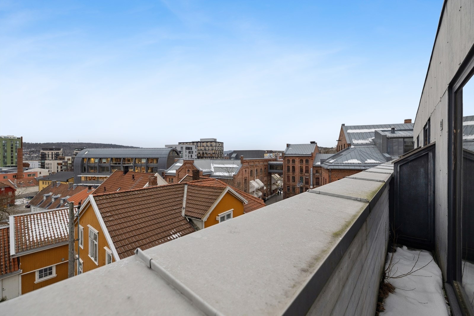 Utenfor stue/kjøkken har leiligheten en fransk balkong i betongkonstruksjon, målt til ca. 2 m². Galleribilde