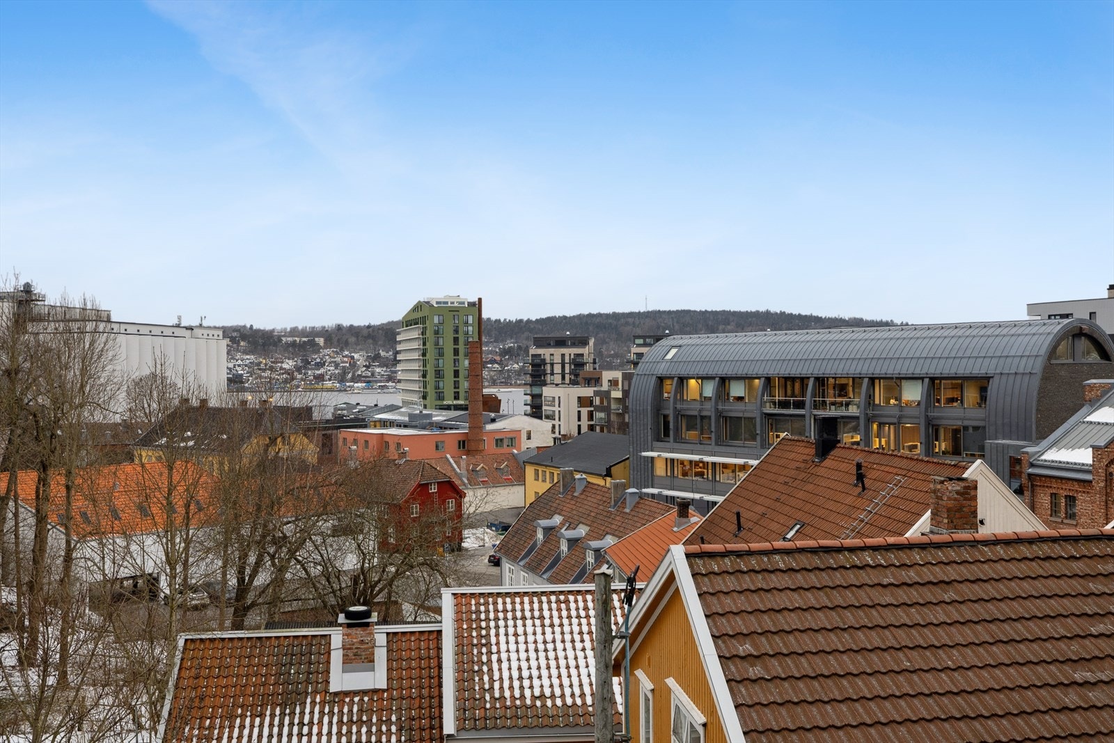 Her bor du med umiddelbar nærhet til byens viktigste service- og kulturtilbud, samtidig som du får et rolig og trivelig nærmiljø langs Mosseelva. Galleribilde