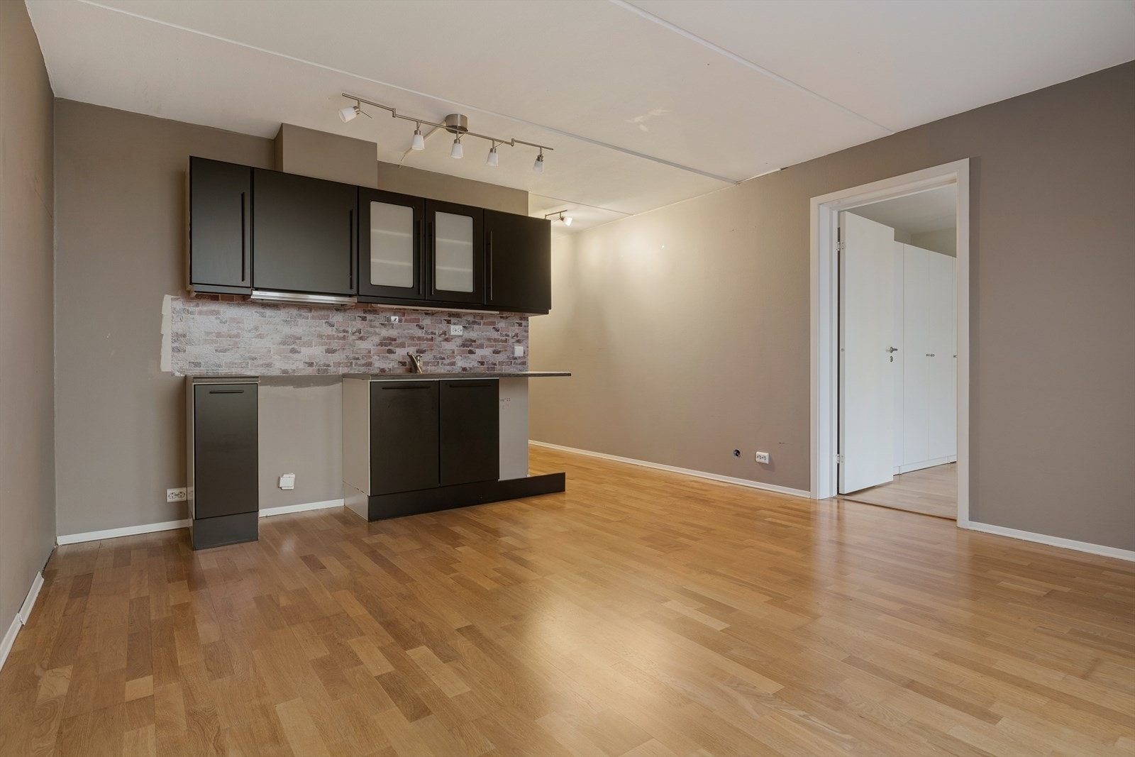 Leiligheten har en åpen og sosial stue-/kjøkkenløsning. Galleribilde