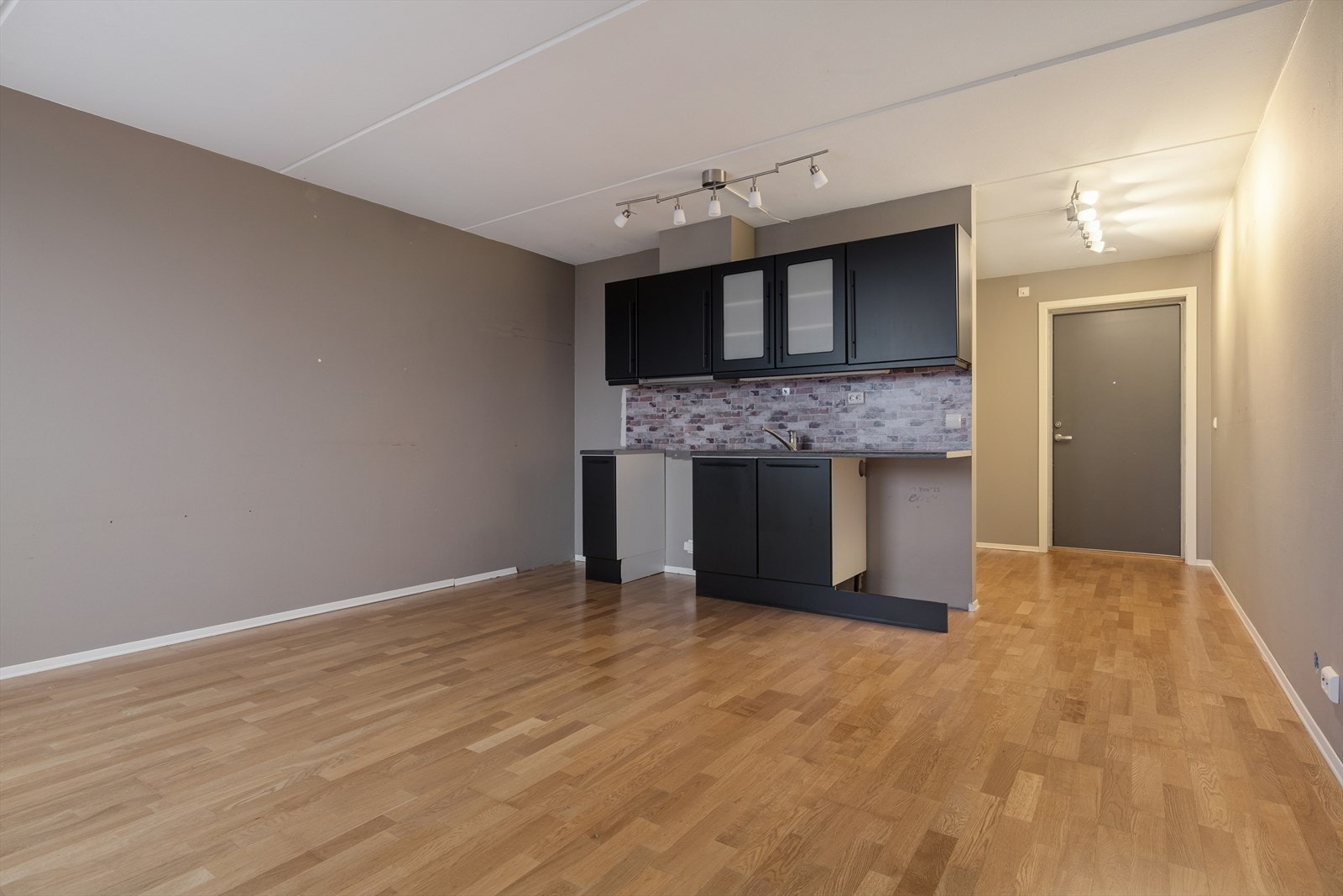 Boligen har vannbåren varme i alle rom, med unntak av badet som er utstyrt med elektriske varmekabler i gulvet. Galleribilde