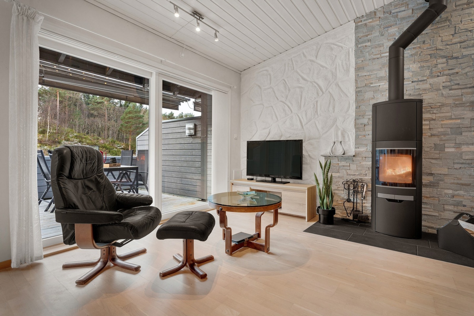 I stuen er det peisovn med glassfront som kommer godt med i vinterhalvåret. Galleribilde