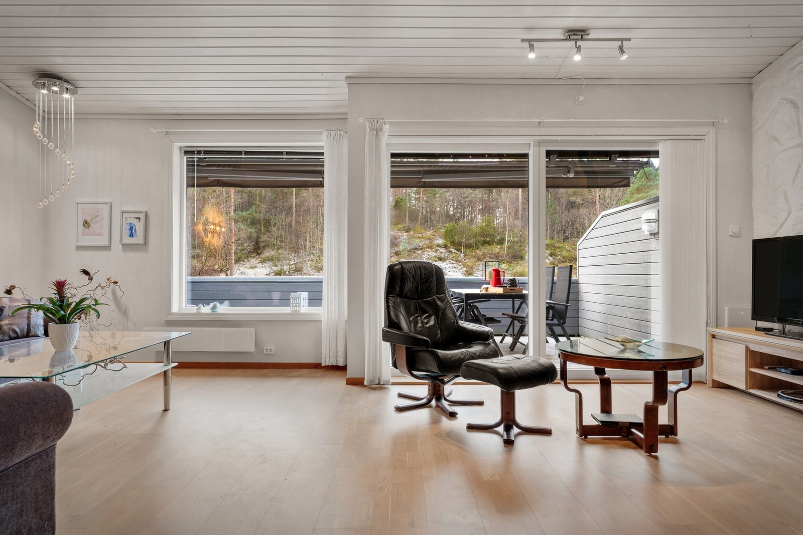 Stuen er preget av store vindusflater, som slipper inn rikelig med naturlig lys og bidrar til en romslig og behagelig atmosfære. Galleribilde