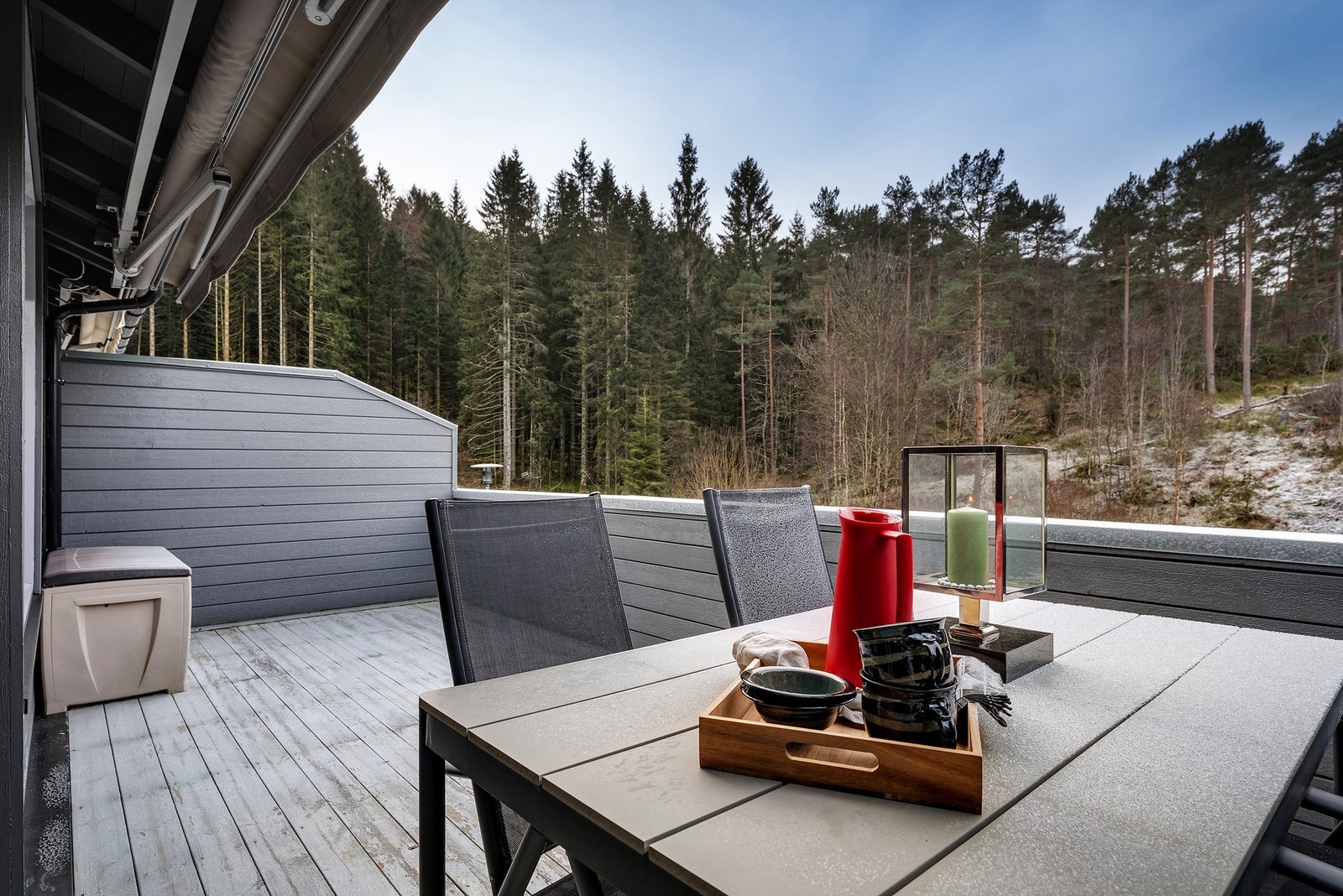 En stor og herlig balkong med markise og utgang fra stue Galleribilde