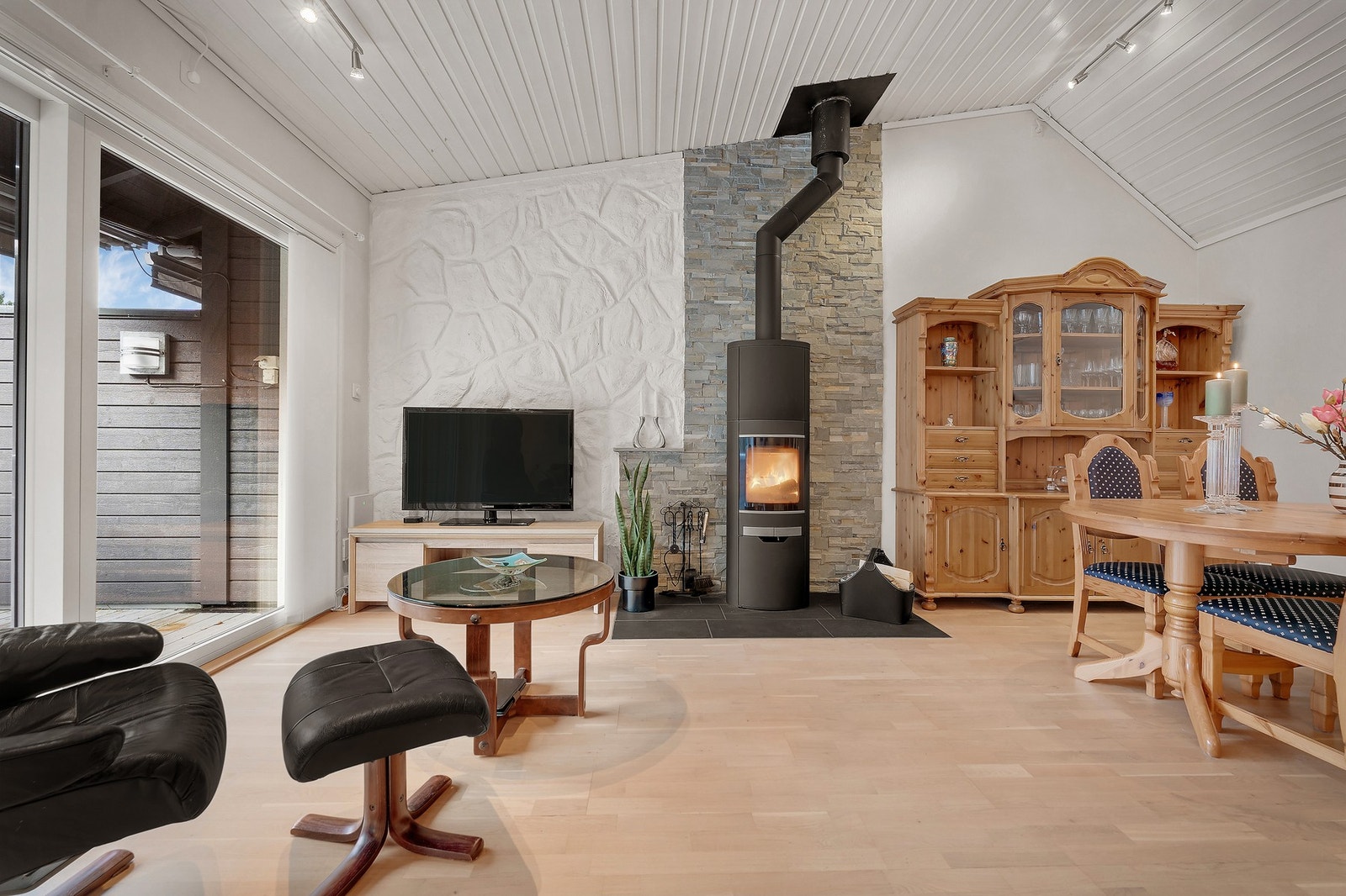 Dette er en innbydende familiebolig i et trygt og etablert nabolag med kort vei til skoler og barnehager. Galleribilde