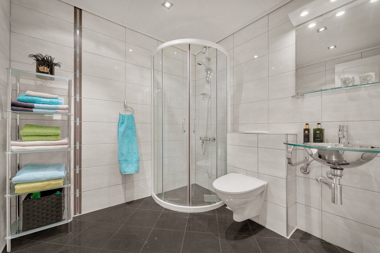 Badet i underetasjen er pent og romslig. Galleribilde