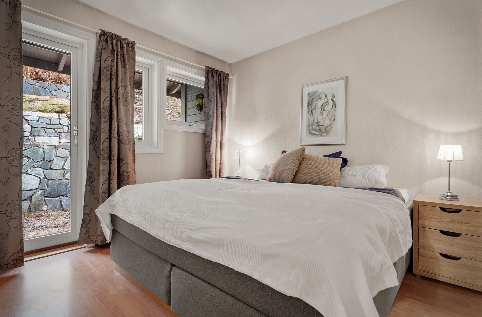 Hovedsoverommet i over-etasjen er 11,3 kvm. Herfra er det utgang til hage Galleribilde